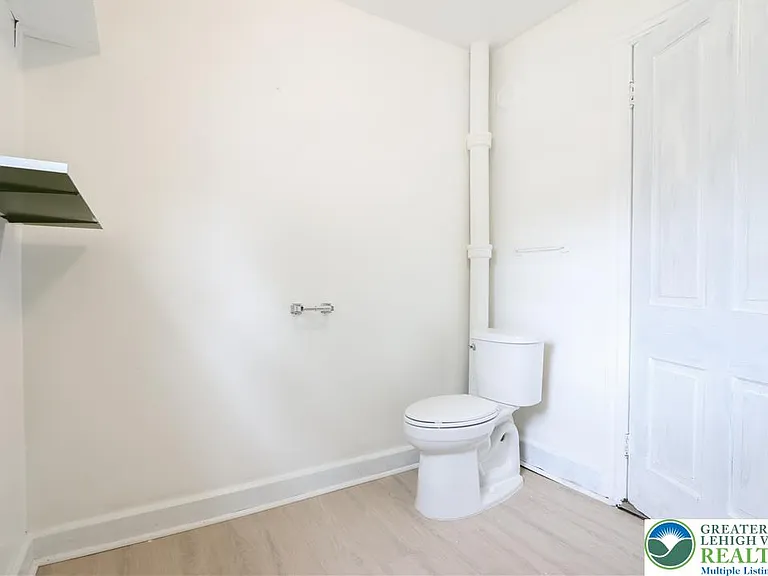 227 E Garrison St — Photo 12