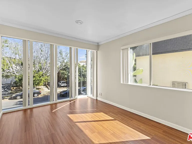 1233 Barry Ave #208 — Photo 2