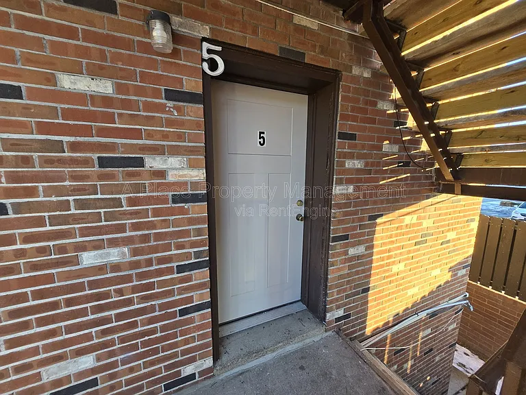 2625 S Big Bend Blvd — Photo 3
