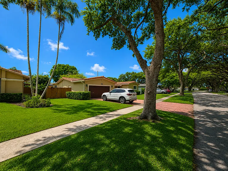 8907 SW 49th Ct — Photo 3