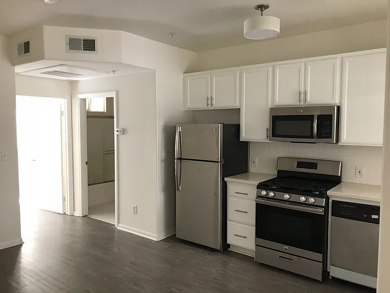 251 Robinson St — Photo 2