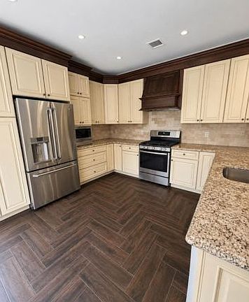 2nd image of 902 Manor Ln