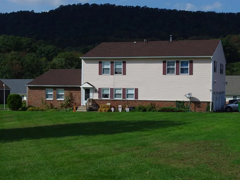 330 Briar Mnr — Photo 1