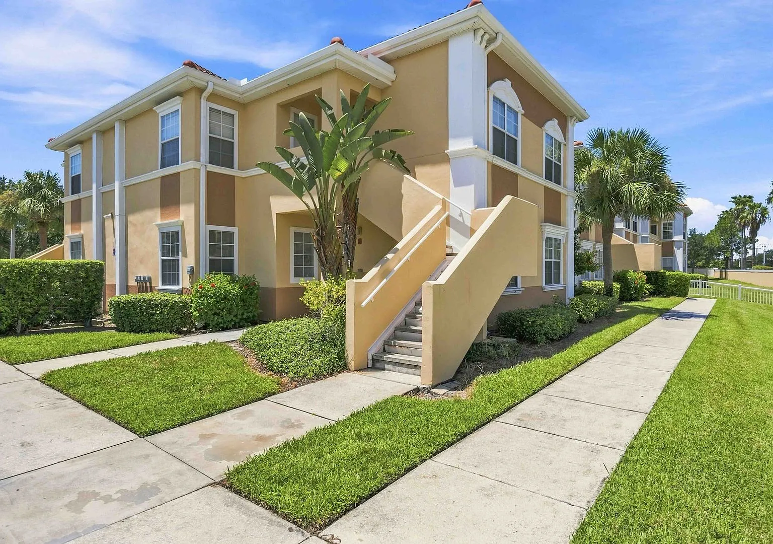 1/1 unit available now for annual rent — Photo 3