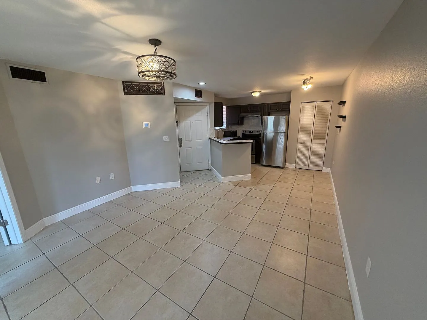 Cozy 1 Bedroom/1 Bathroom Near Millennium Mall! — Photo 3