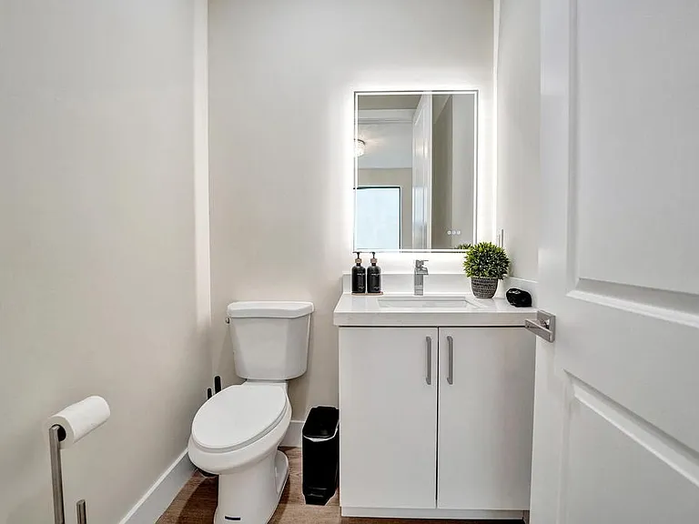 1103 NE 16th Ter #1 — Photo 37