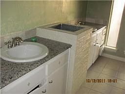 4th image of 900 Charleston Dr
