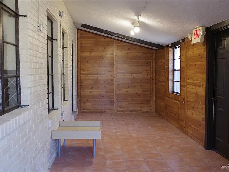 302 W Sam Houston Blvd — Photo 7