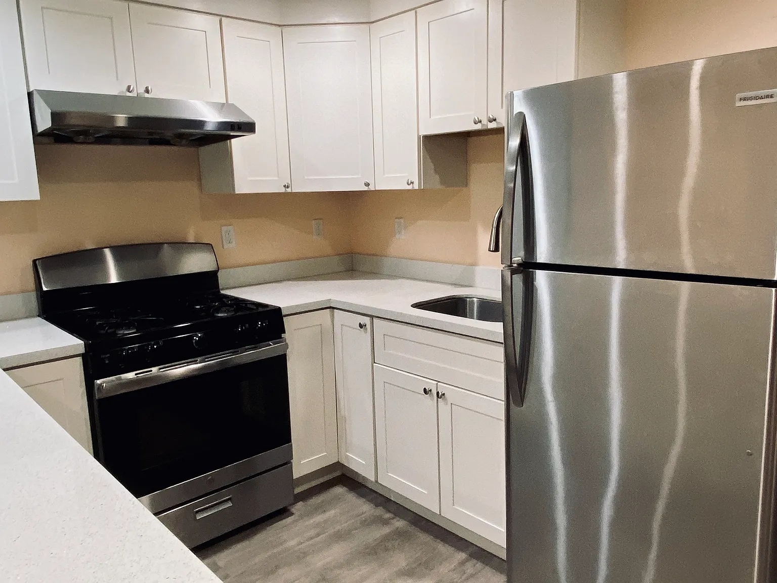 2 bed, 700 sqft, $3,100 — Photo 2