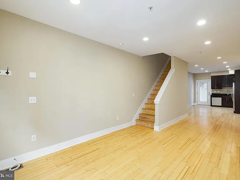 2544 Montrose St — Photo 7