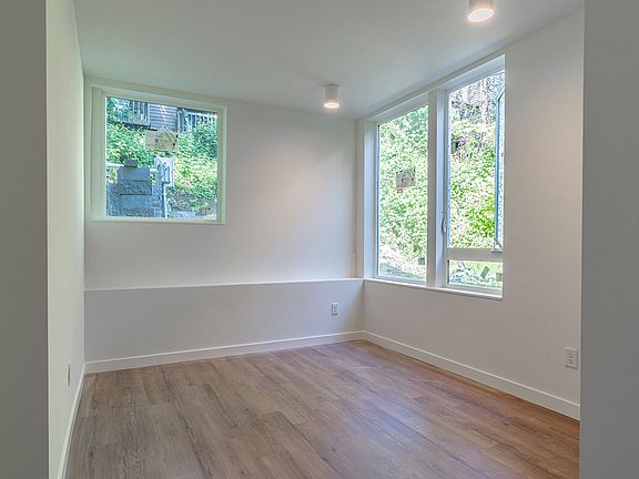 4th image of 121 11th Ave E #1B