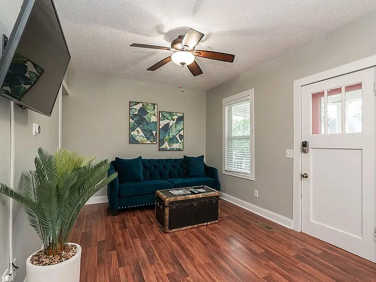 6723 Glades Ave — Photo 2