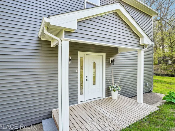 9755 Portage Trl, White Lake, MI 48386