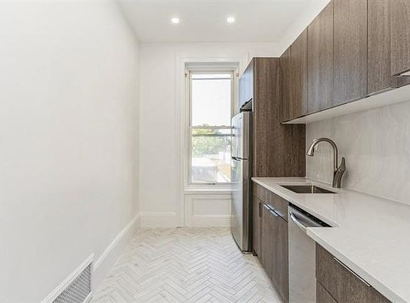 4th image of 275 Ogden Ave #2