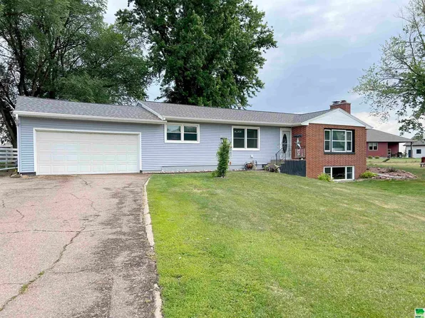 1708 W Cherry St, Vermillion, SD 57069