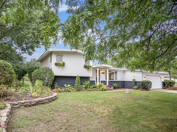 1985 Oak Cliff Dr NE, Grand Rapids, MI 49525