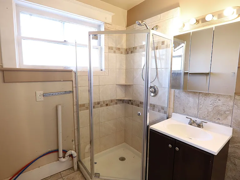 443 Gladstone St — Photo 8