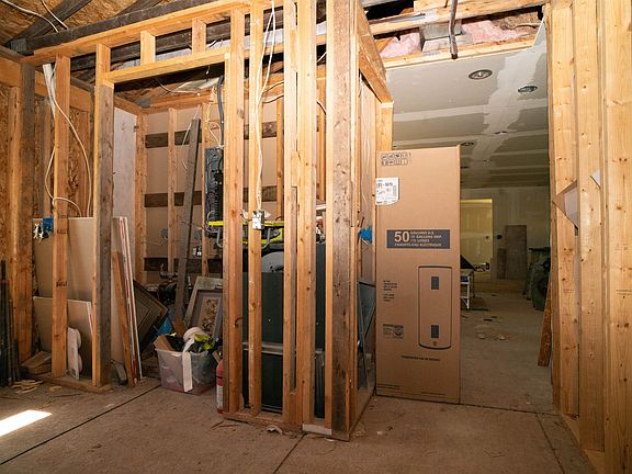 4th image of 3185 Lakeshore Dr