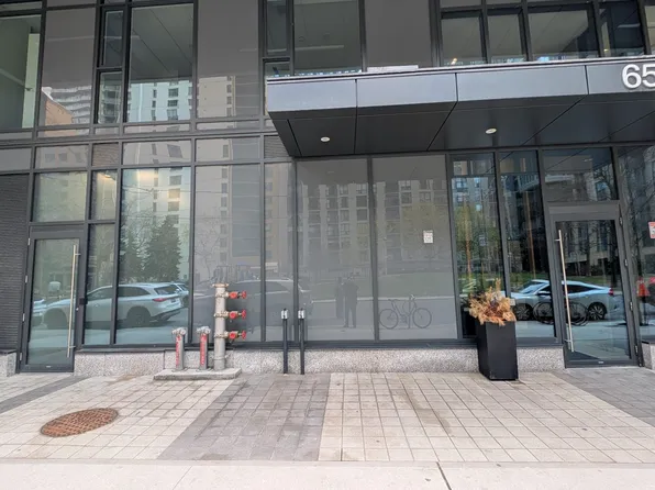 65 Mutual St #906, Toronto, ON M5B 2A9