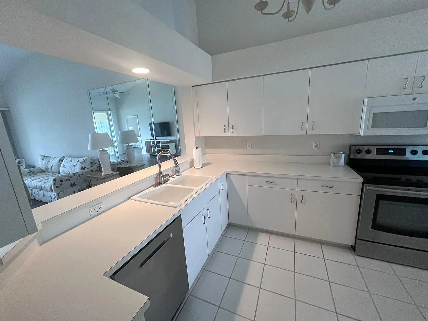2bed/2baths Close to the beach, Mercato and Great Schools — Photo 3