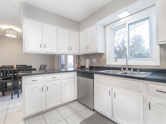 4th image of 9769 Squire Ln