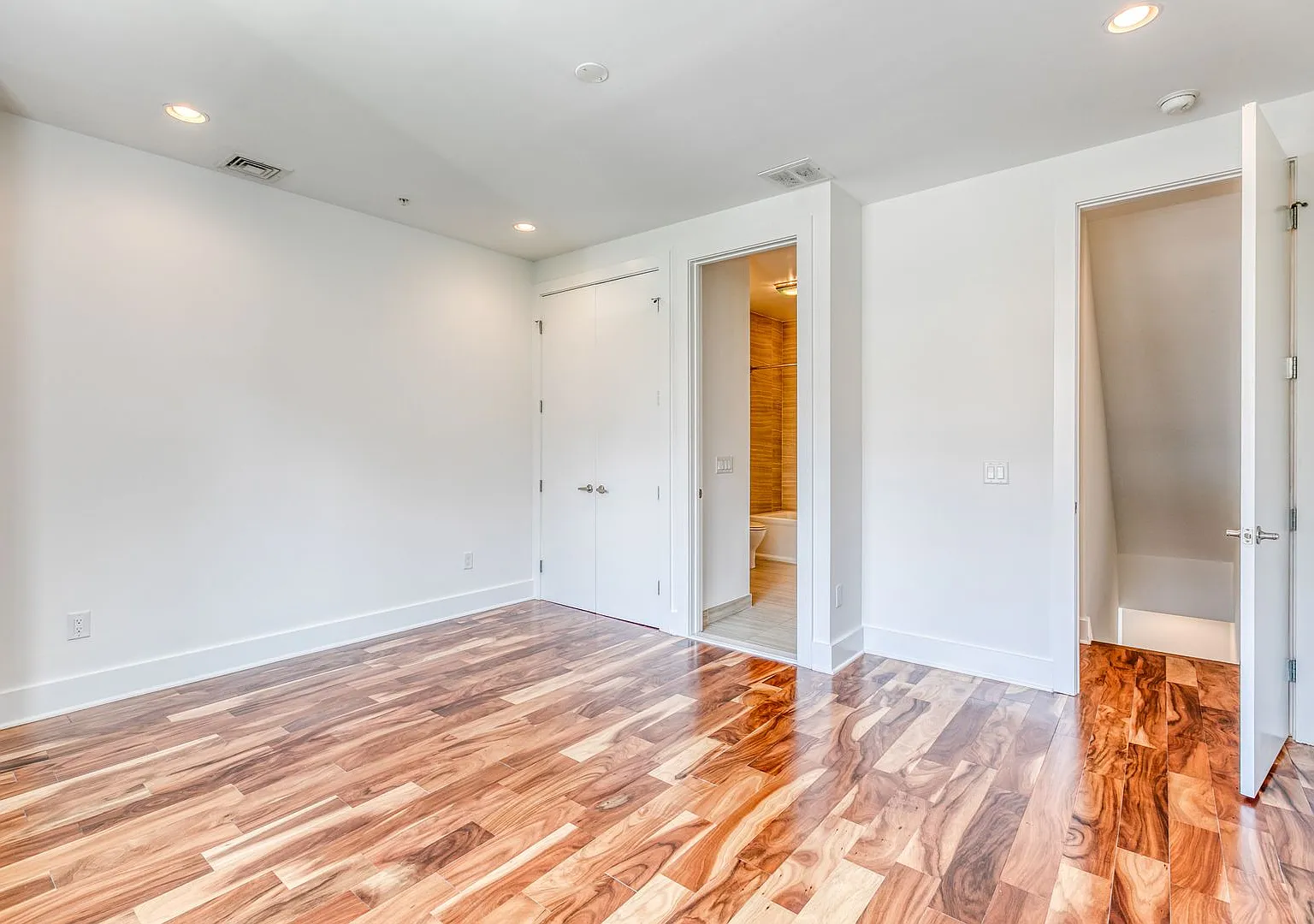 Queen Village Townhome with Parking — Photo 4