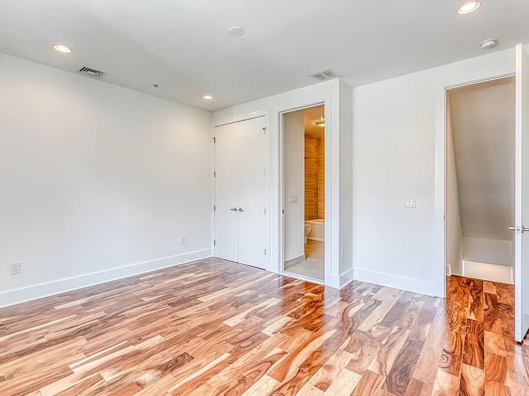 740 S Christopher Columbus Blvd #35 — Photo 5