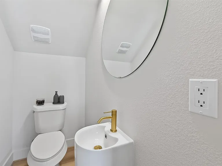 975 Highland Light Ln — Photo 12