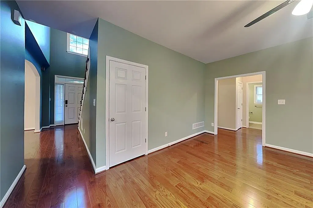 4 bed, 3.0 bath, 2021 sqft, $2,550 — Photo 3