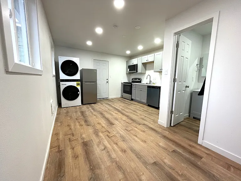 704 NE 53rd St #3 — Photo 40