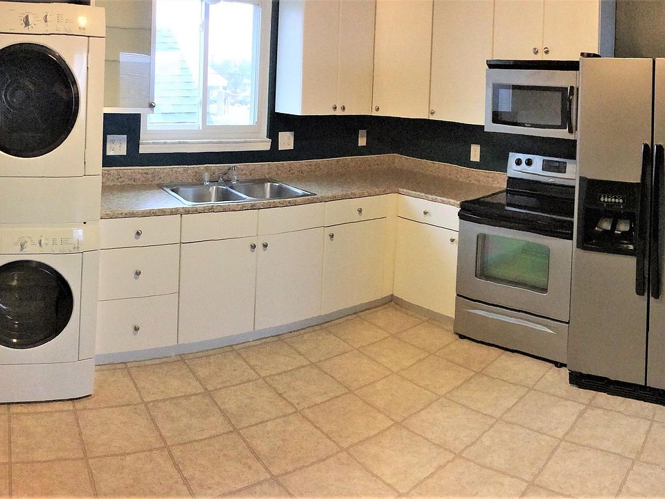 Spacious kitchen with w/d