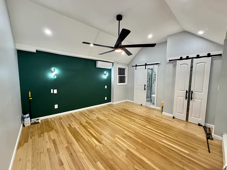 290 Woodbury Rd — Photo 2