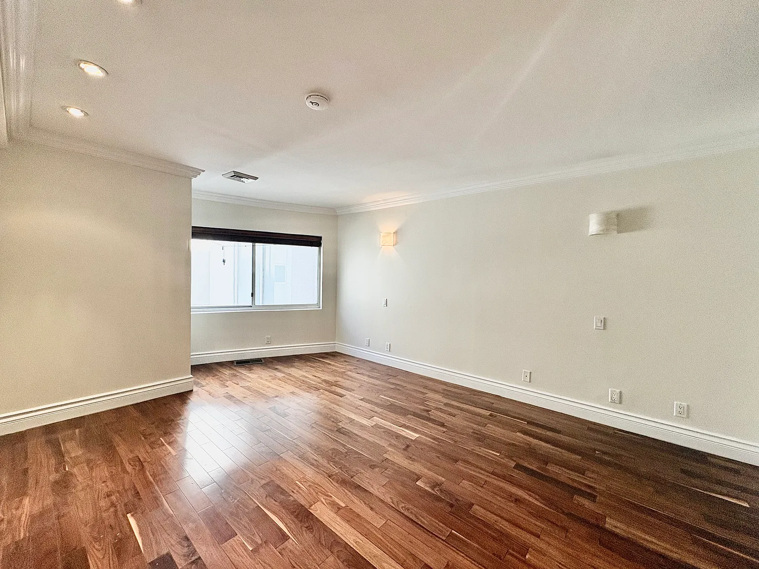 100 Cuttermill Rd — Photo 2