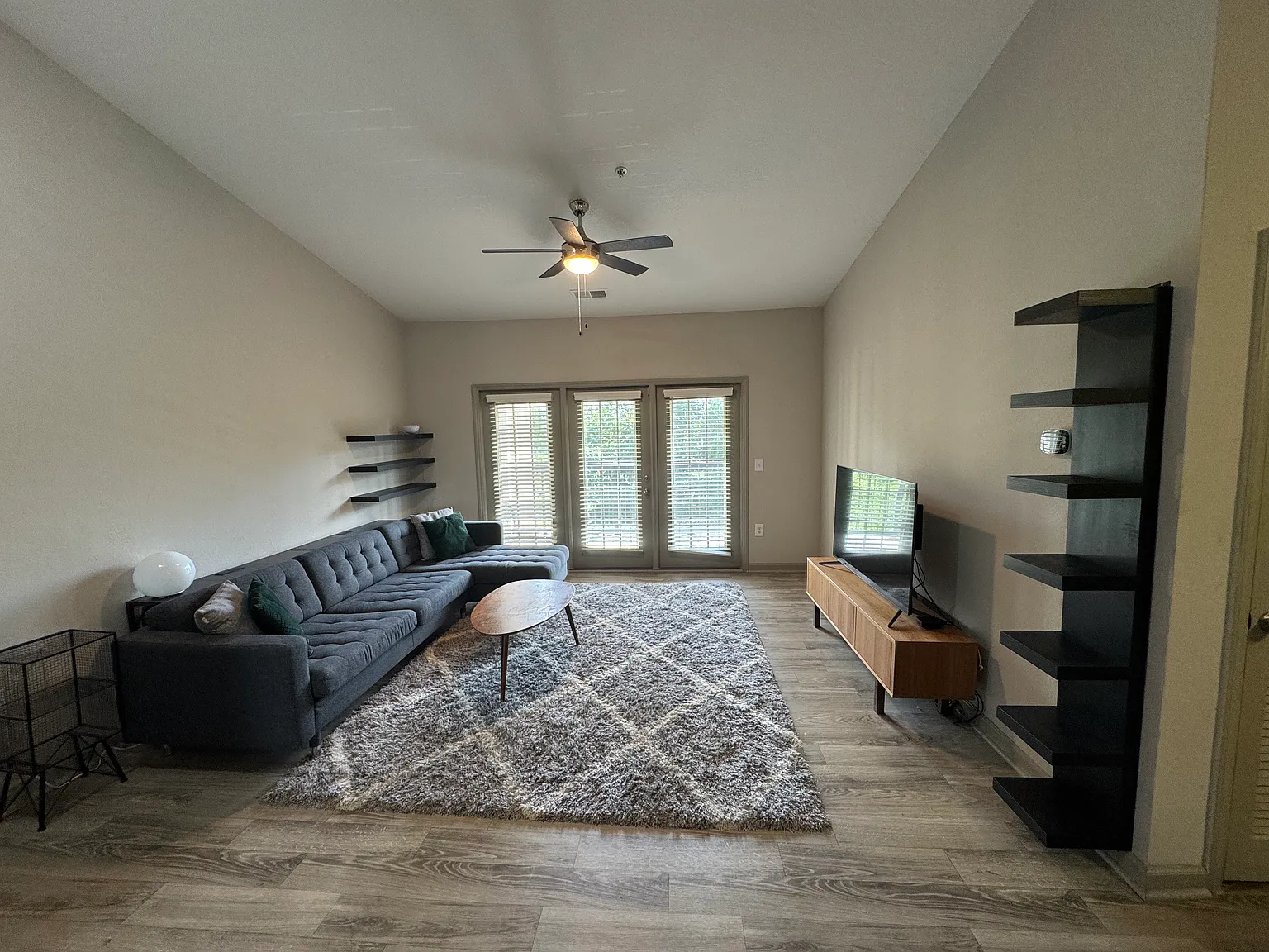 1 bed, 951 sqft, $1,654 — Photo 2