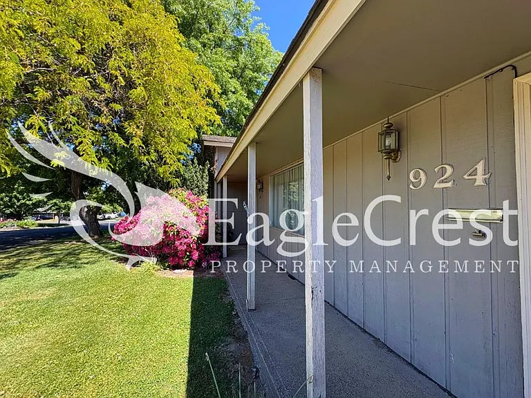 924 Shasta Dr — Photo 11