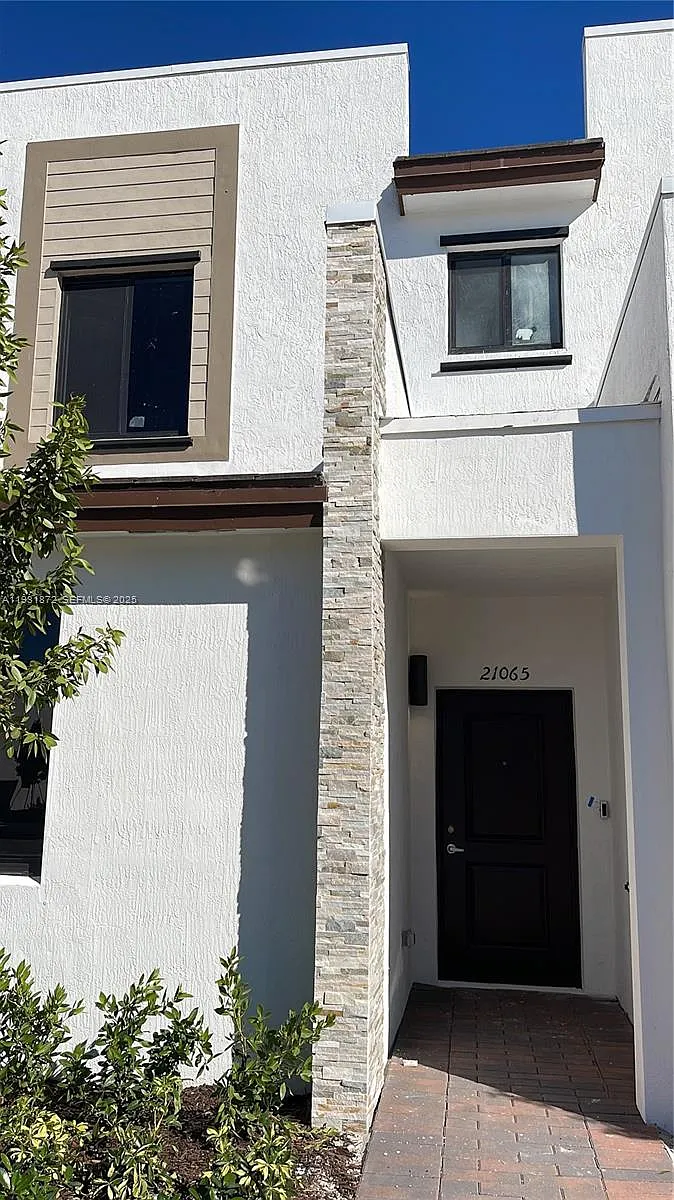 Building Photo - 21065 NE 8th Ave #0