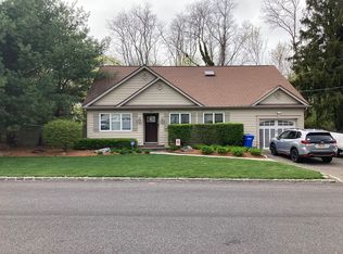 105 Hoyt Ln, Port Jefferson, NY 11777