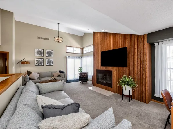 2428 81st Cir, Urbandale, IA 50322