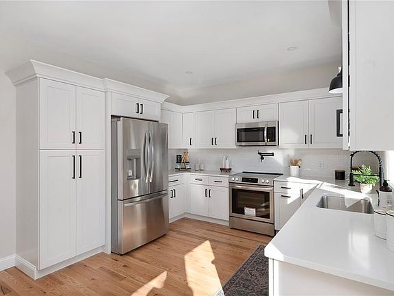 5th image of 183 Midwood St