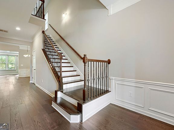 3rd image of 3585 Ashcroft Dr SE