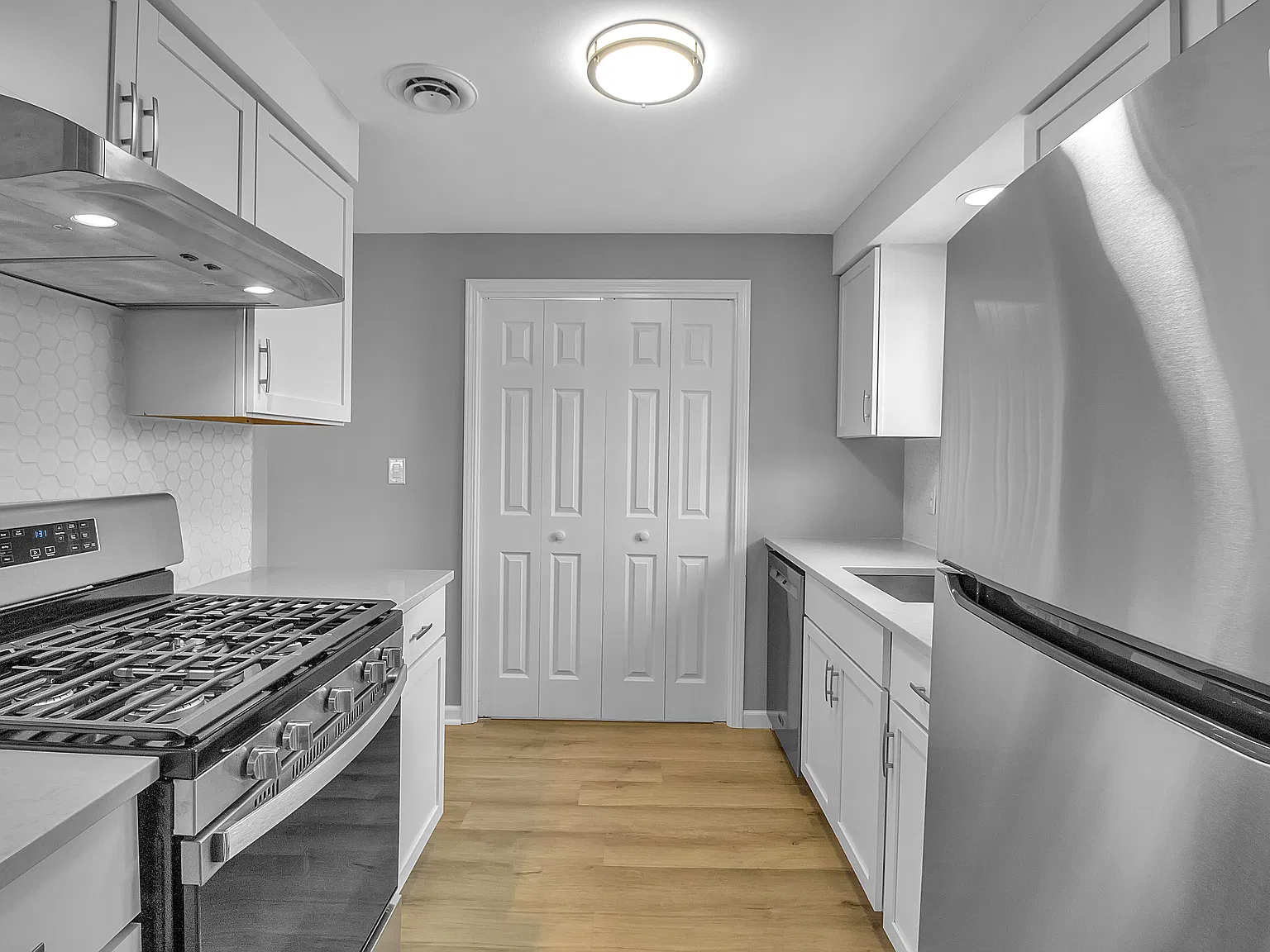 2 bed, 1000 sqft, $1,600 — Photo 2