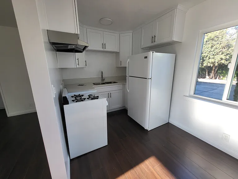 934 N Lake Ave #4 — Photo 4