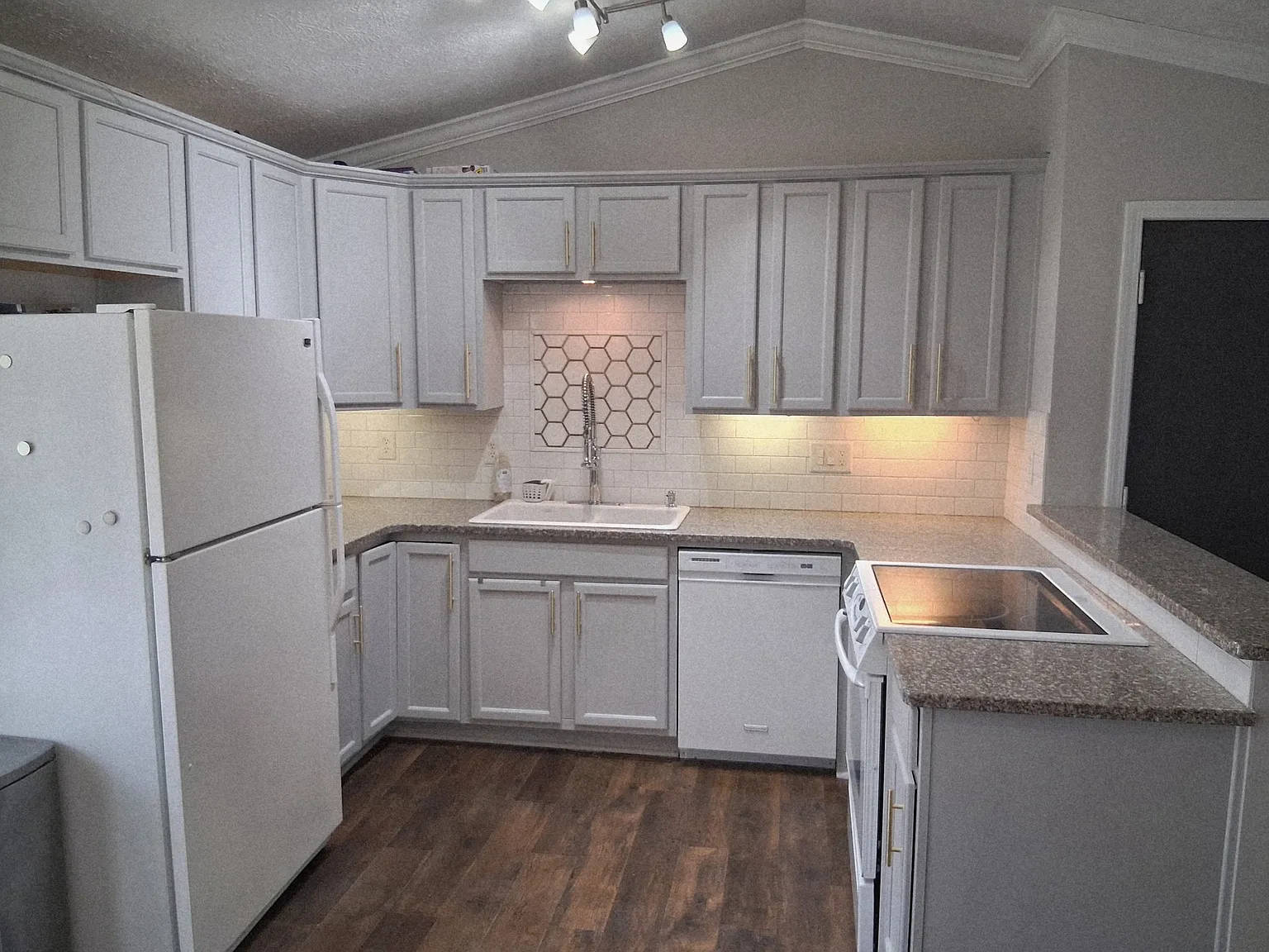 1822 N Rock Springs Rd NE — Photo 4
