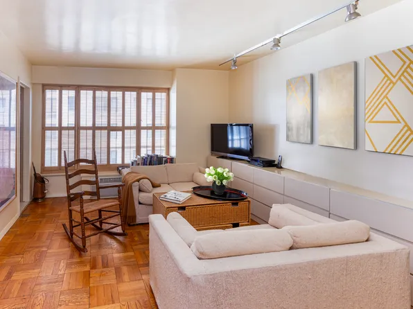 1050 5th Avenue image 7 of 13