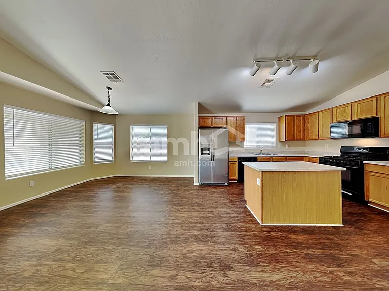 17367 W Elizabeth Ave — Photo 4
