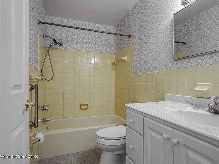 302 Emerald Pl E — Photo 19