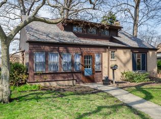 8 Smithwood Dr, Morton Grove, IL 60053