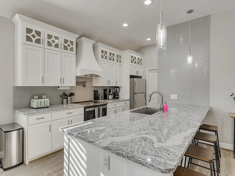8206 Chesham Dr — Photo 16