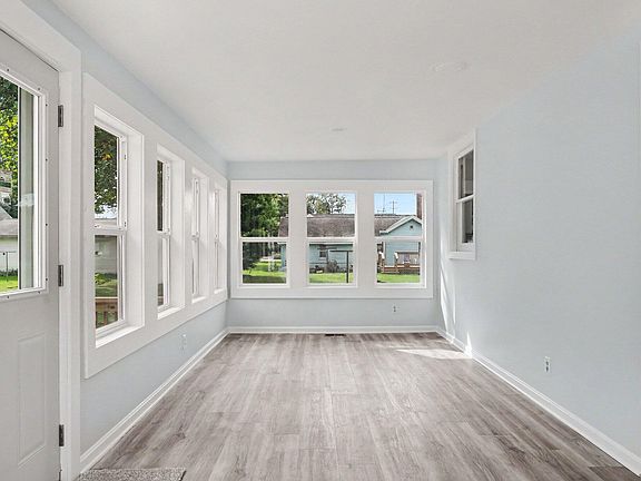 4th image of 216 N Nottawa St