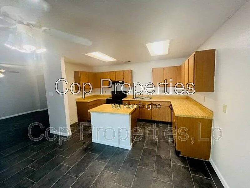 3 bed, 2.0 bath, 2140 sqft, $1,795 — Photo 2